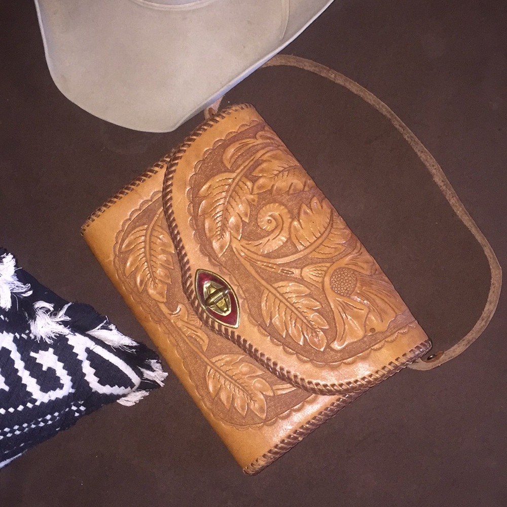 Tooled leather vintage western clutch purse. 🐴